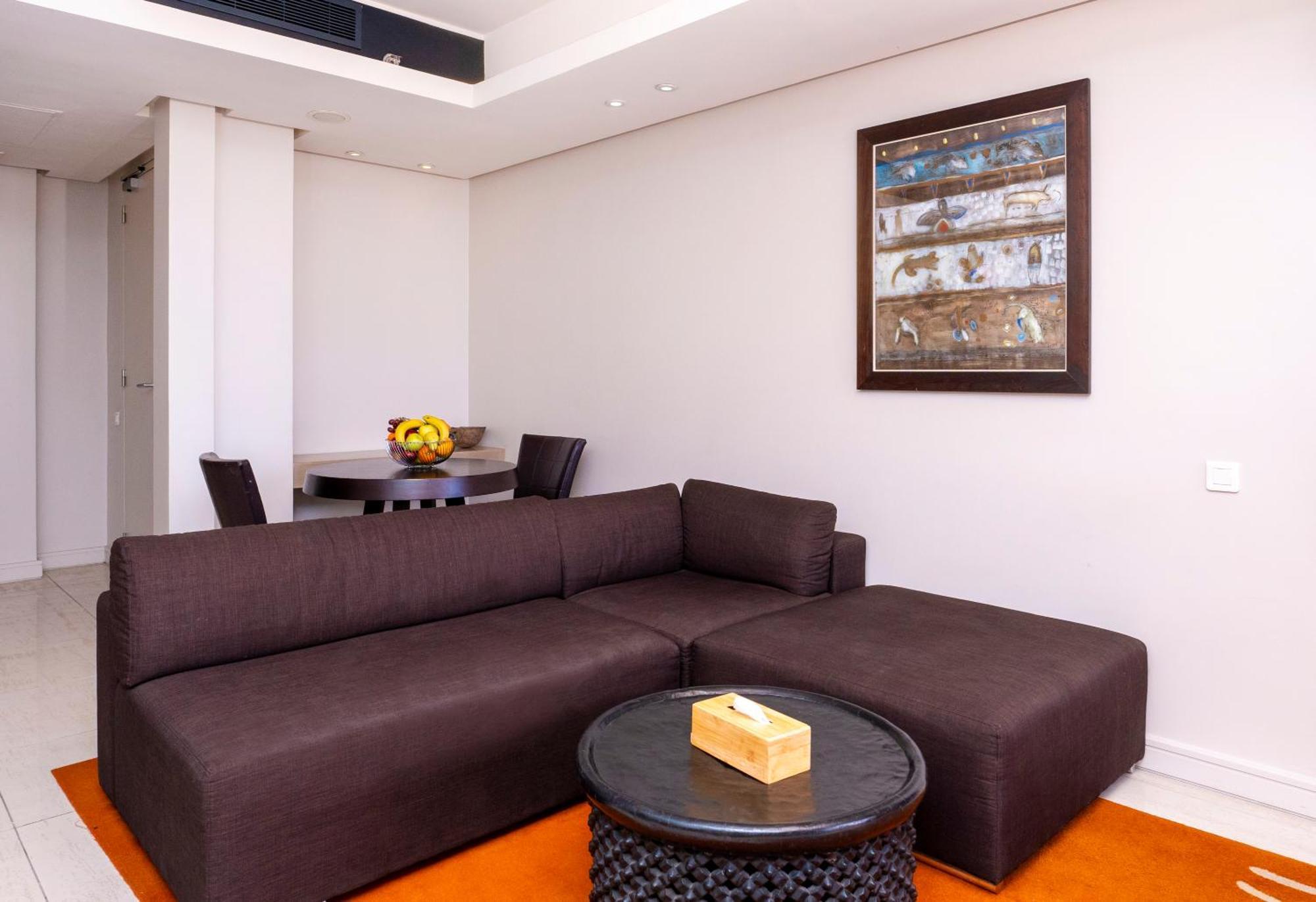 래디슨 블루 호텔, 다카르 시 플라자 외부 사진 A living room in a suite at the Hilton Tel Aviv